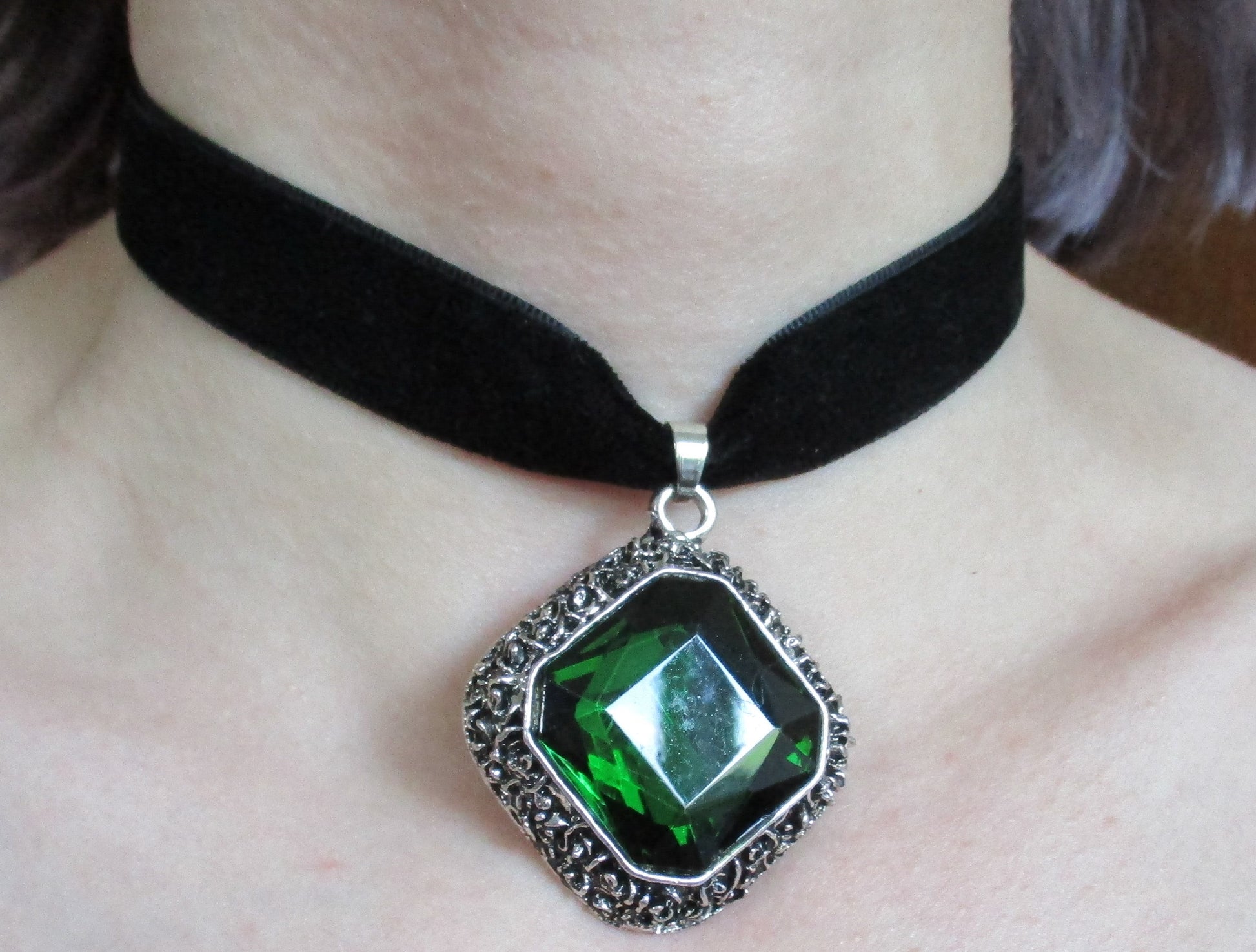 Victorian Gothic Ornate Rhombus Green Glass Choker